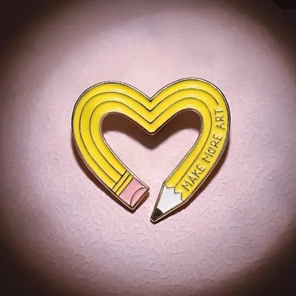 "Make more art" Pencil heart brooch /enamel pin - Picture 5 of 5
